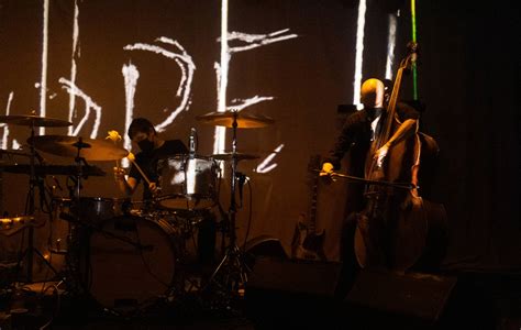 Godspeed You! Black Emperor ile Birleştiğinde Şok Eden Atmosferik Gitar Melodilerine ve Hüzünlü Yaylı Çalgı Dokularına Yolculuk